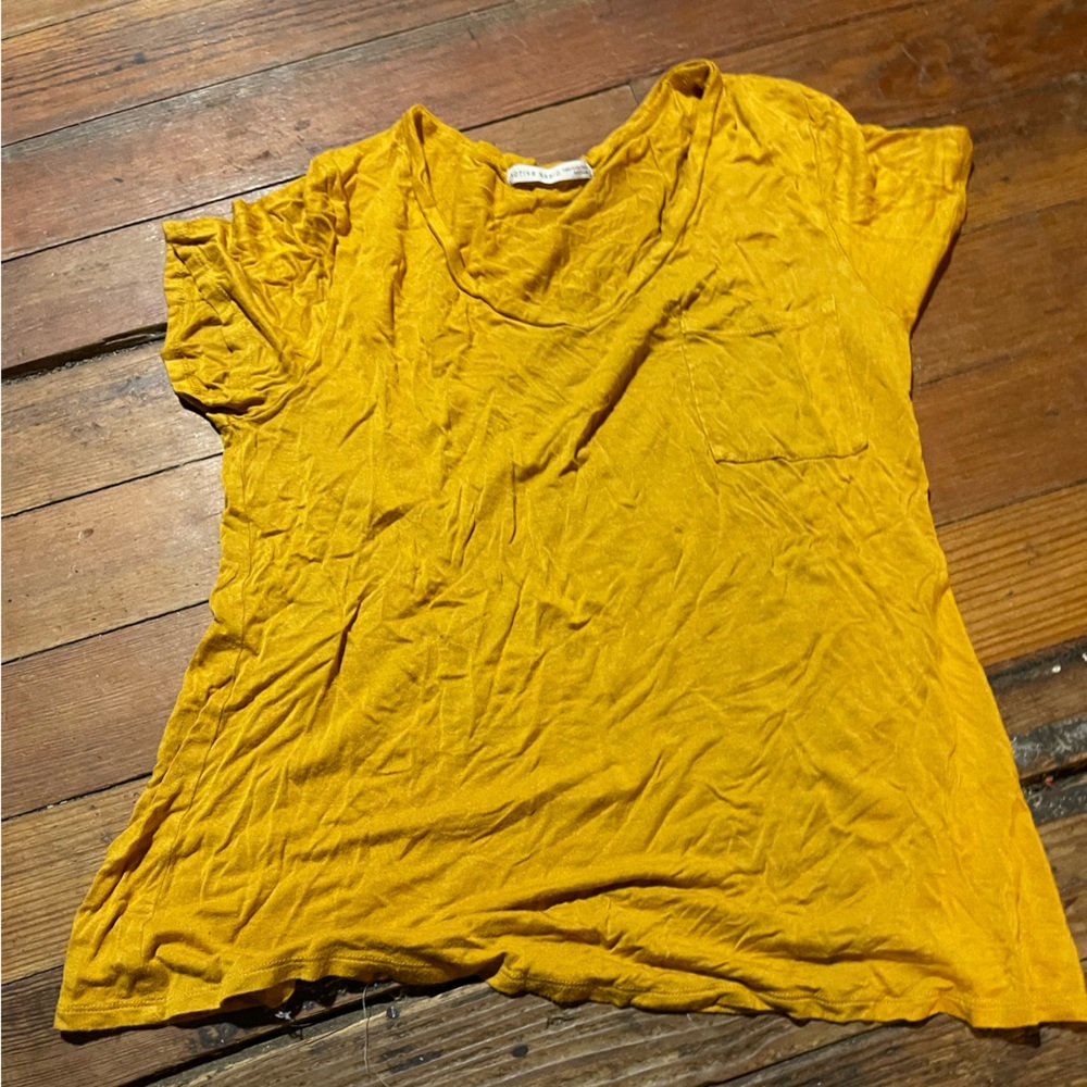 Mustard T-shirt medium
